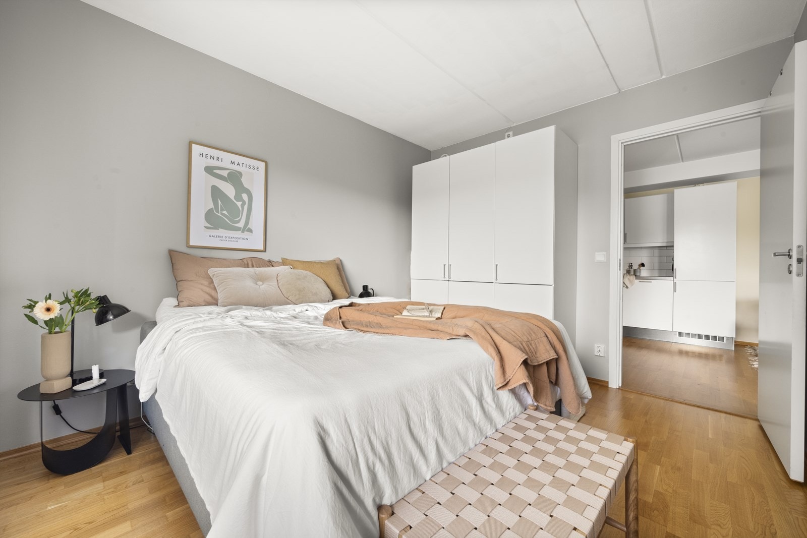 Soverommet vender mot rolig gårdsrom Galleribilde