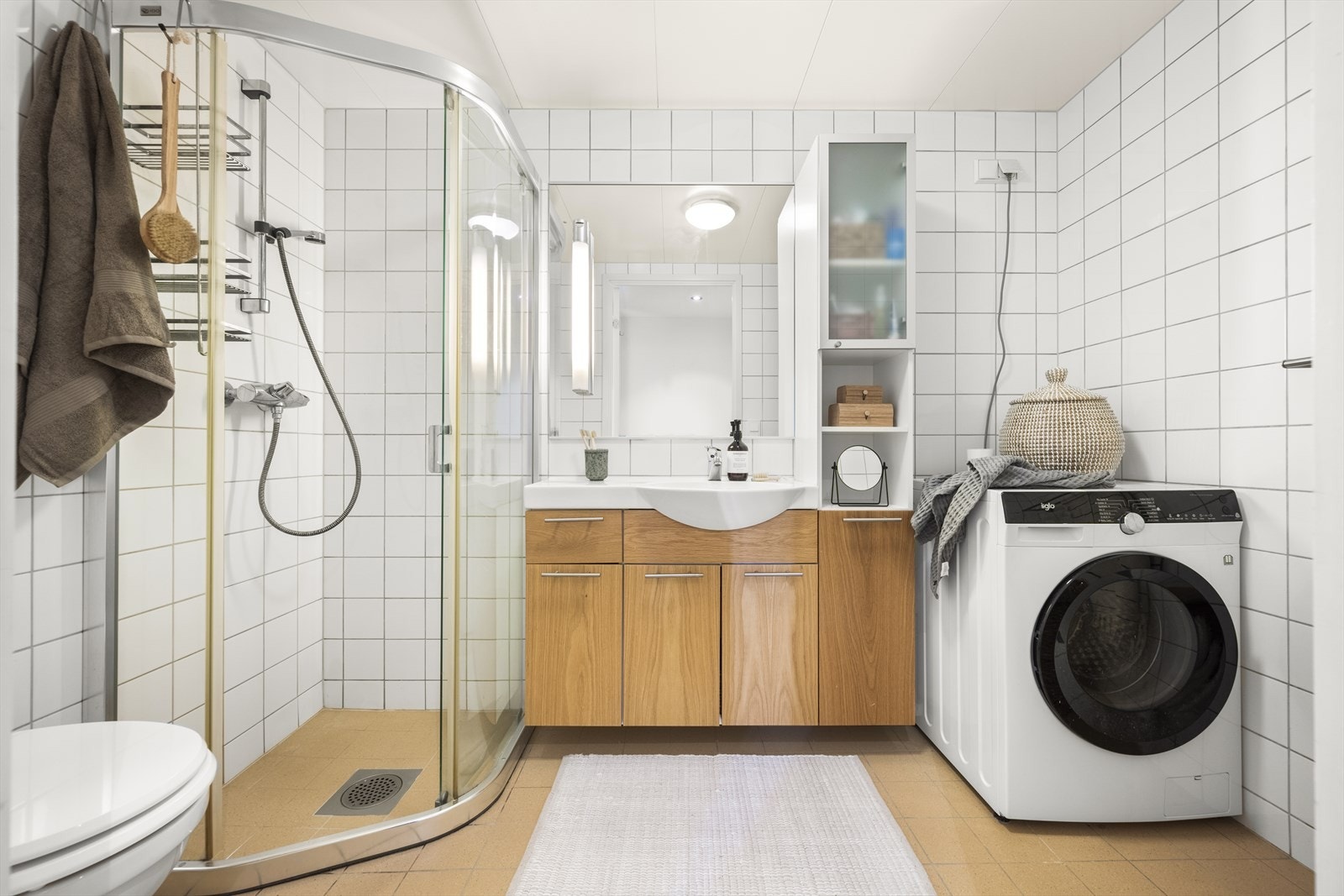 Baderom fra 2007 med flislagt gulv med gulvvarme, flislagte vegger og plater i himling Galleribilde