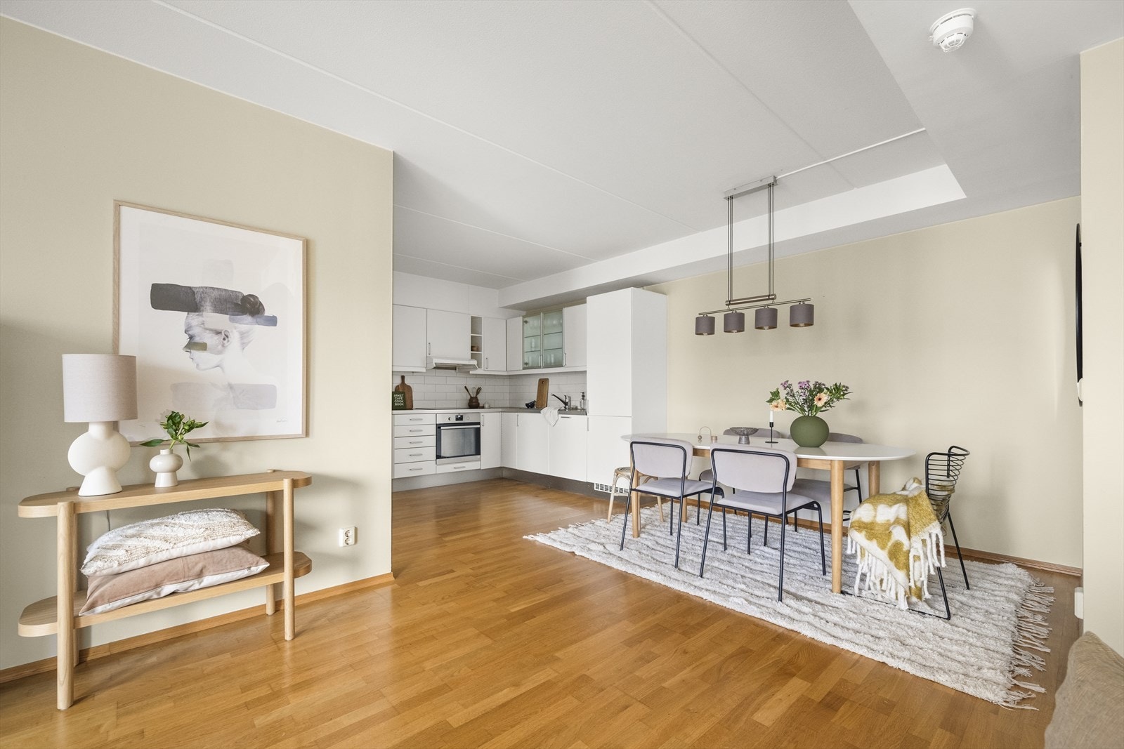 Ved kjøkkenet er det plass til stort spisebord Galleribilde