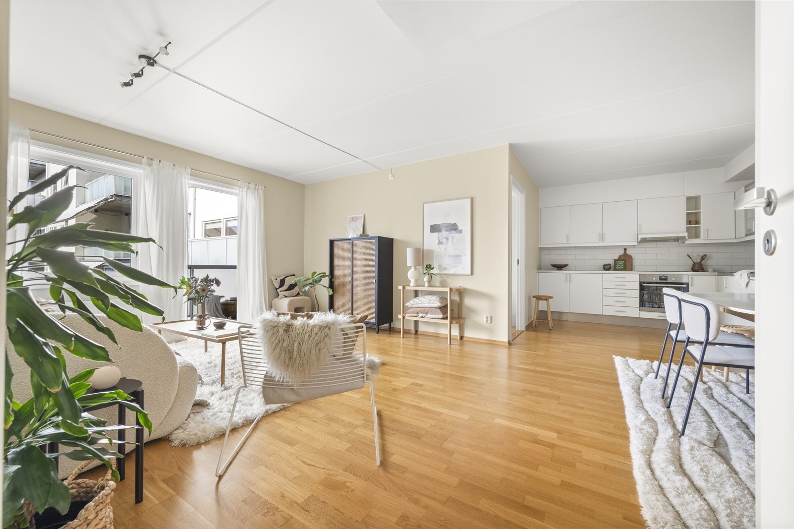 Det er godt lysinnslipp via store vindusflater og balkongdør Galleribilde