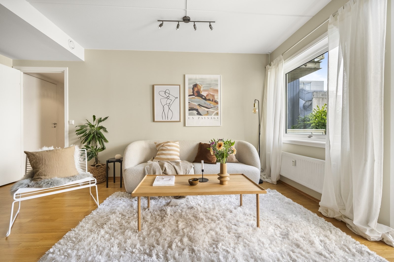 Det er god plass til sofagruppe, sofabord og tv-møblement Galleribilde