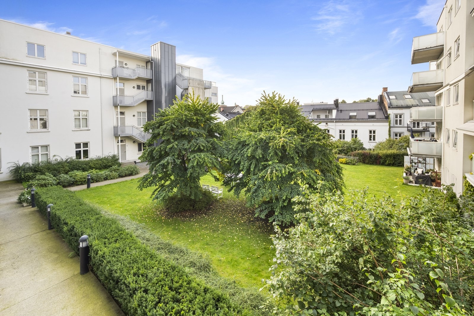 Grønt og fint utsyn mot bakgården Galleribilde