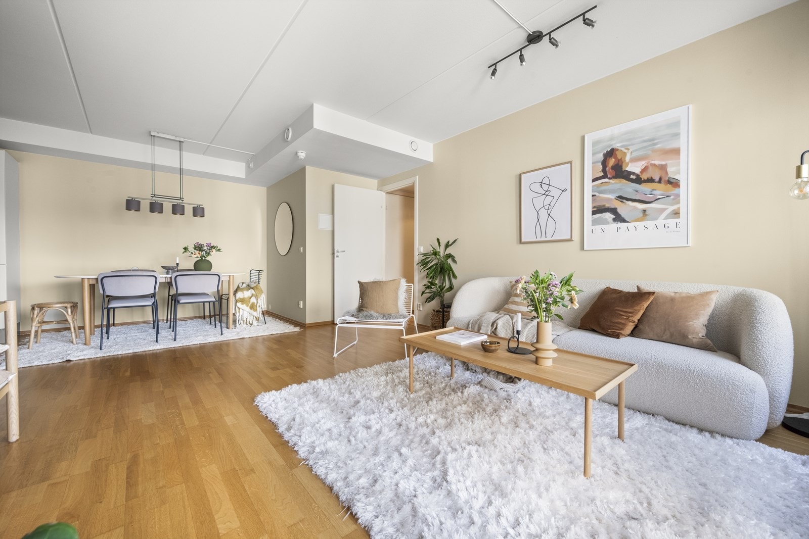 Lyse, velholdte overflater med tre-stavs parkett og lune vegger Galleribilde