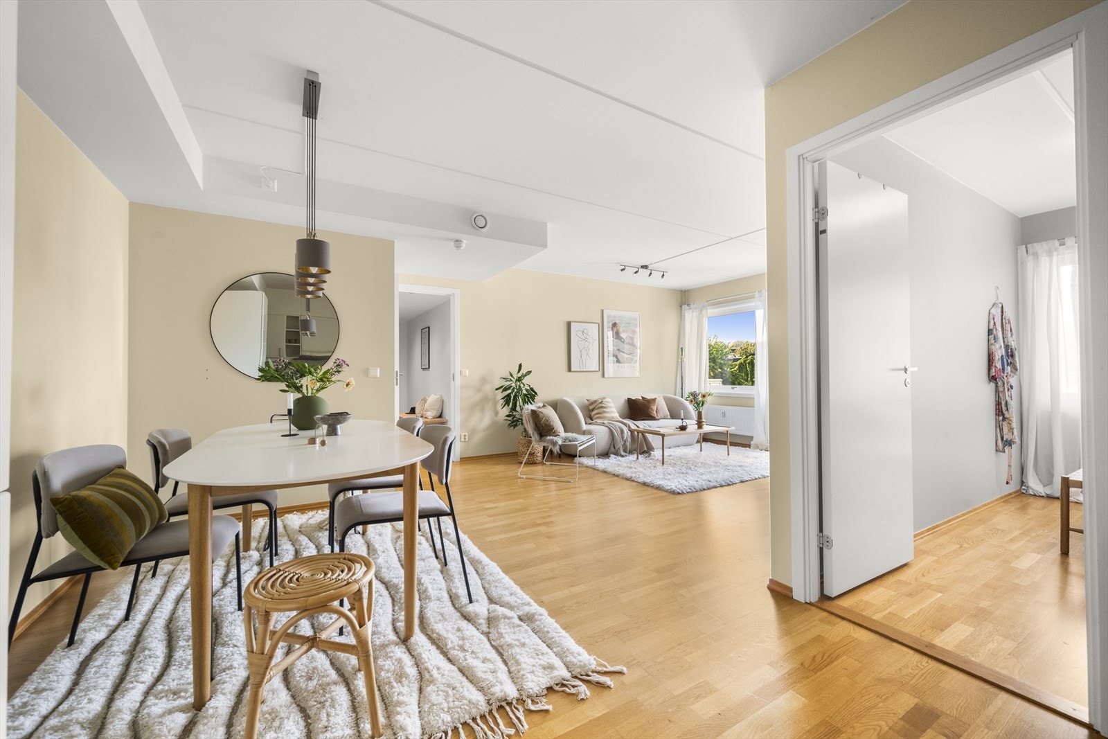 Det er adkomst til soverommet fra stuen Galleribilde