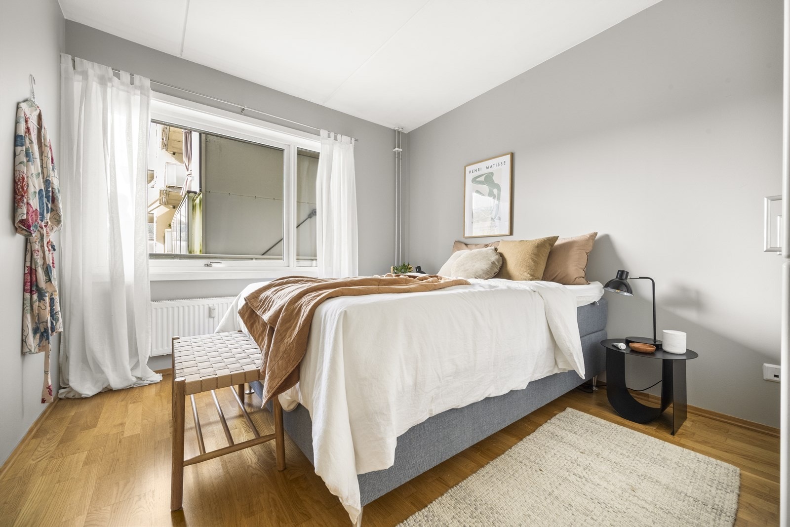 På soverommet er det god plass til dobbeltseng, nattbord og garderobeskap Galleribilde