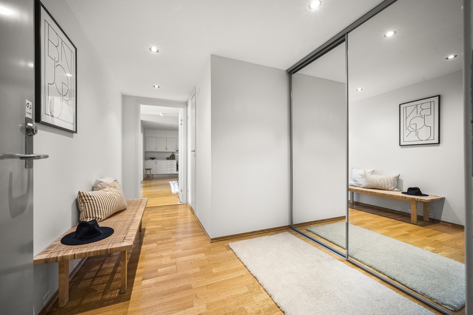 Det er skyvedørsgarderobe for oppbevaring av sko og yttertøy Galleribilde