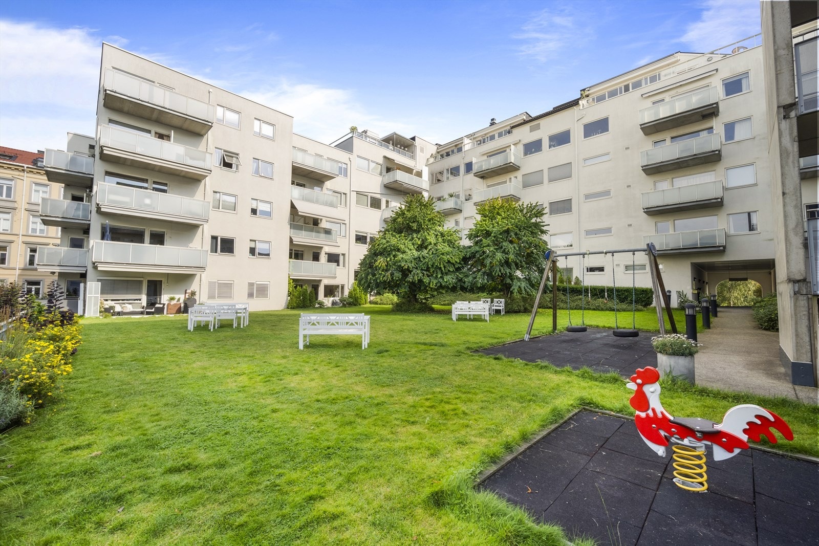 Det er flere sittegrupper og lekeapparater for beboerne Galleribilde