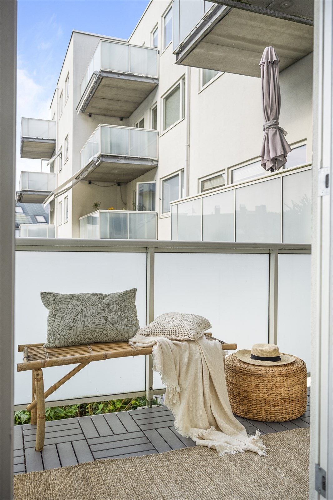 Selger opplyser at om sommeren kommer solen rundt kl. 17. Galleribilde