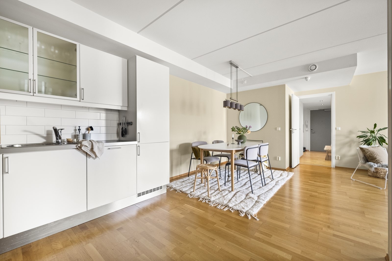 Pent, tidløst Sigdal kjøkken fra 2007. Kjøkkeninnredning med hvite, glatte fronter, laminert benkeplate og fliser på vegg over kjøkkenbenken Galleribilde