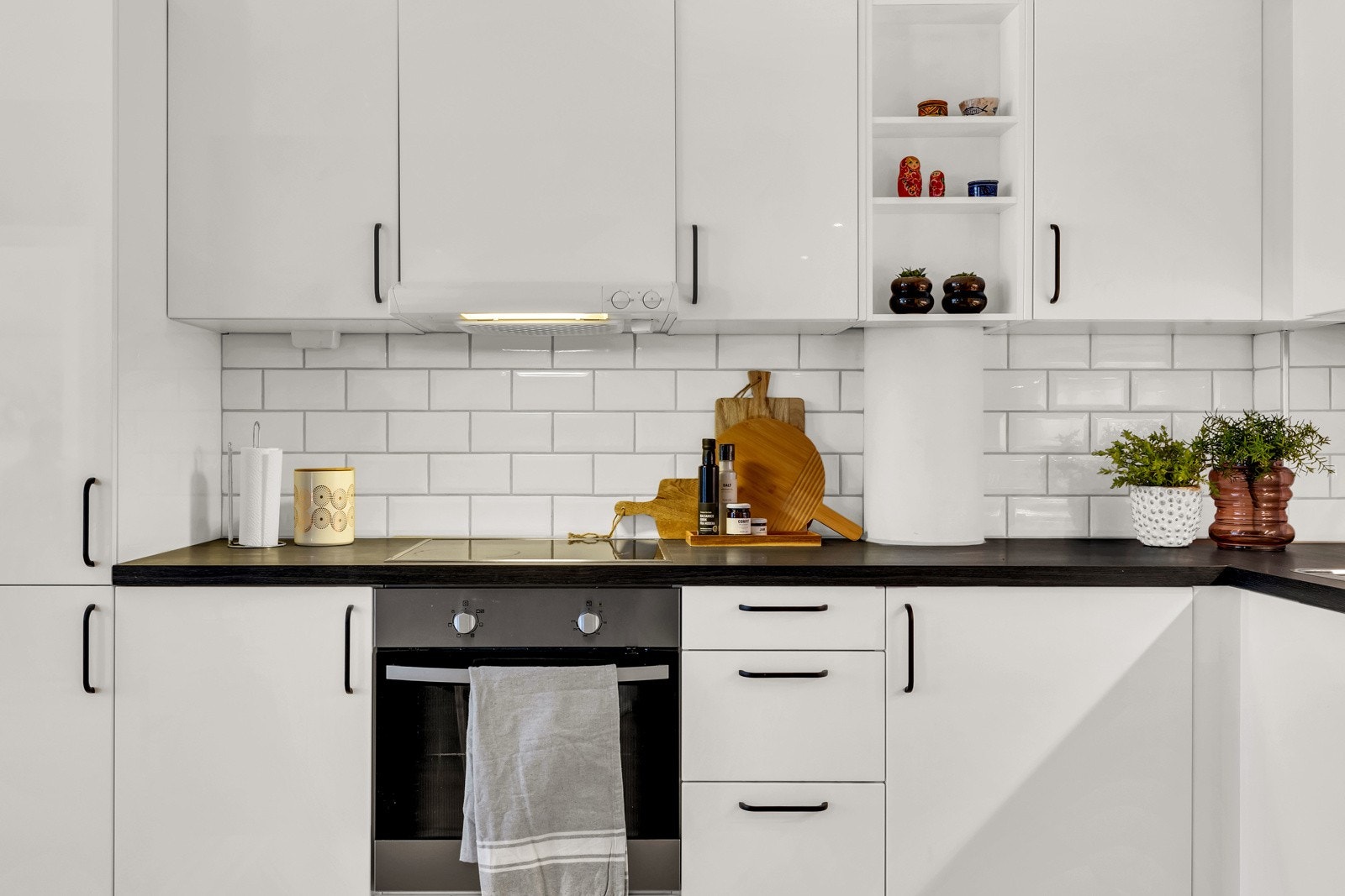 Lyst, pent og vedlikeholdt kjøkken fra 2014. Galleribilde