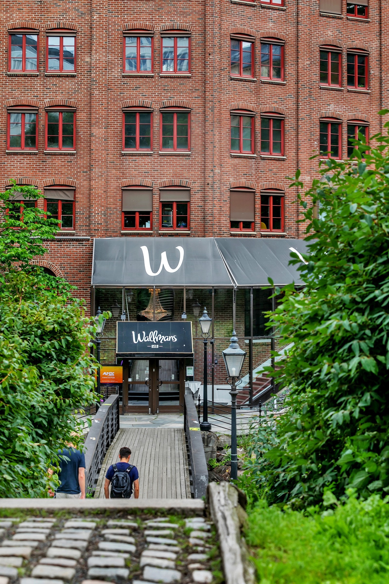 Underholdning, latter og flere serveringssteder. Det er lett å trives i området. Galleribilde