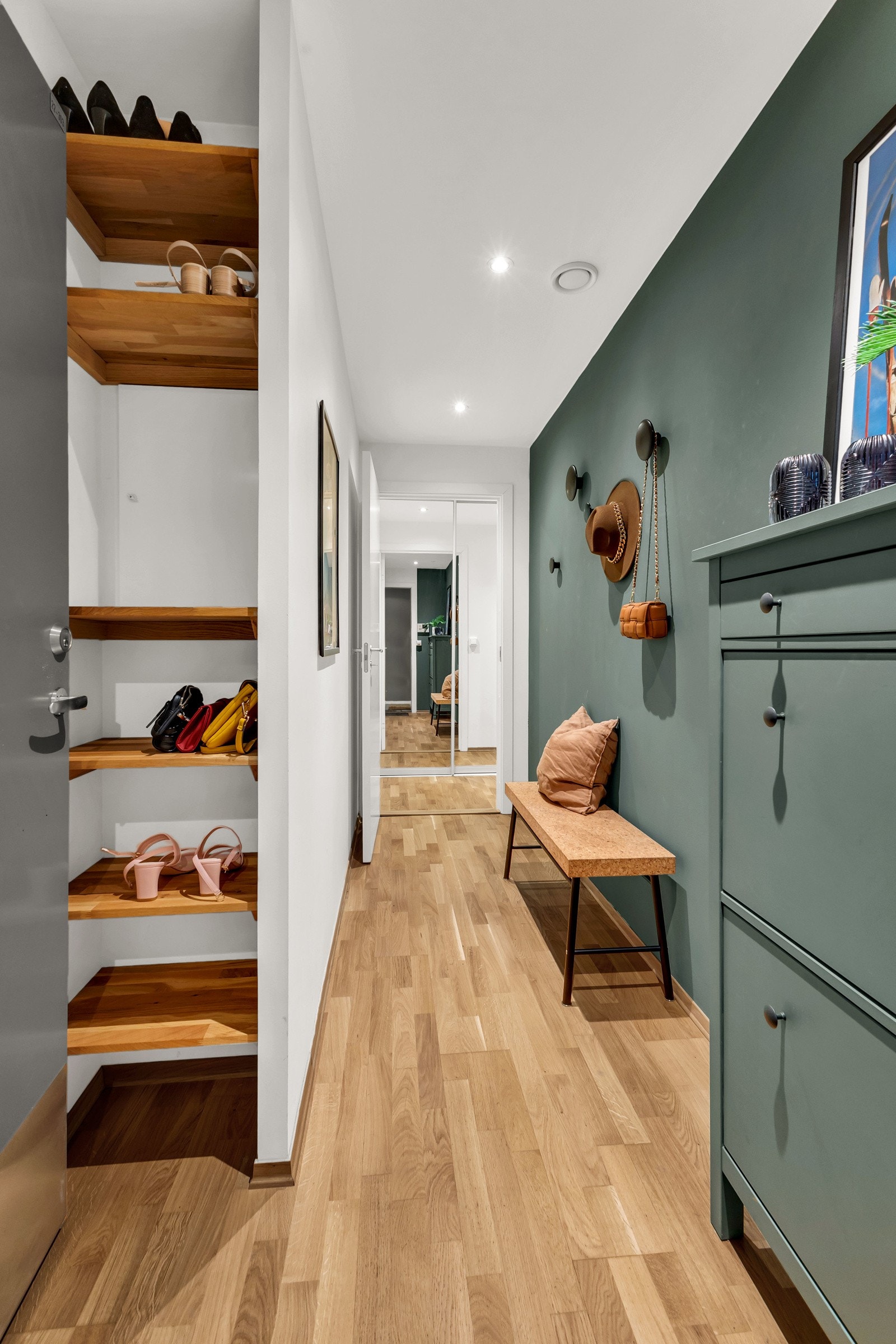 Lekre detaljer hvor hver eneste kvadratmeter er godt utnyttet, lekker plassbygd hylleløsning gir hjemmet særpreg. Galleribilde