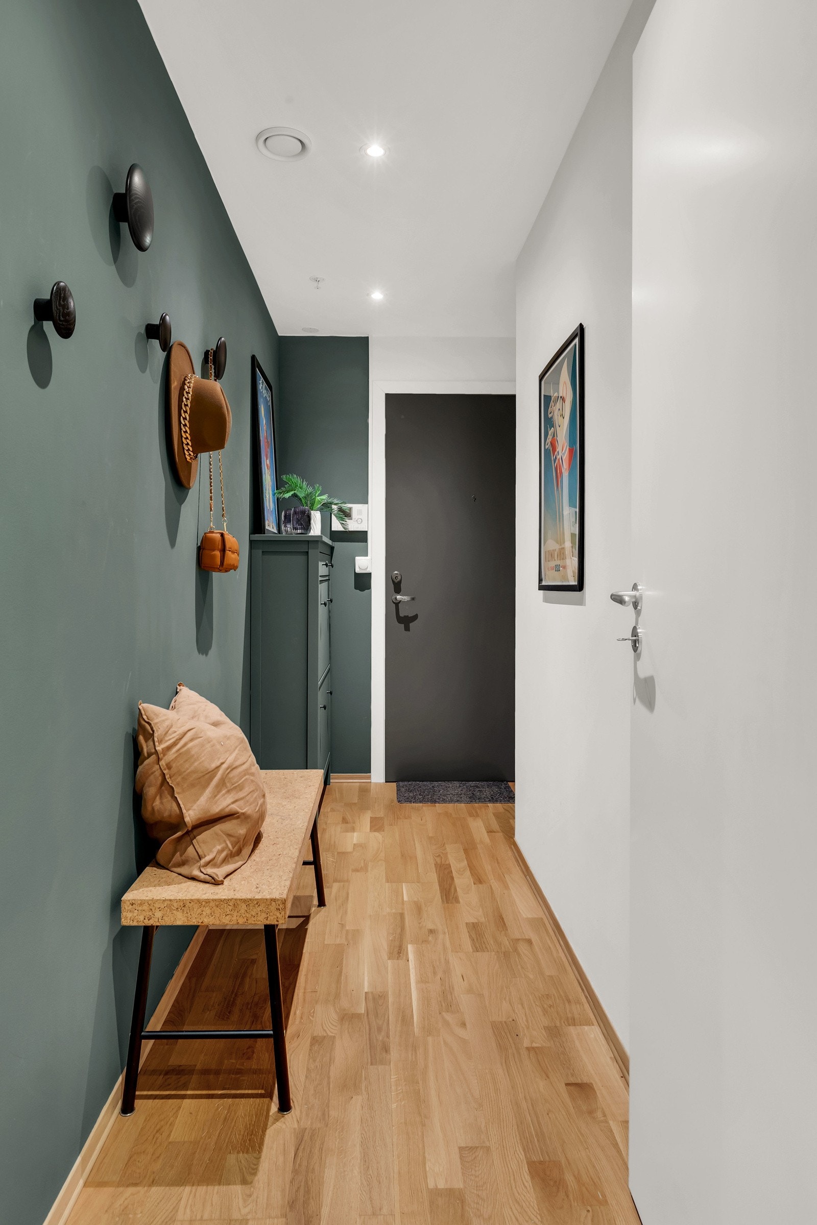 Inngangspartiet binder sammen hjemmet på en elegant måte. Galleribilde