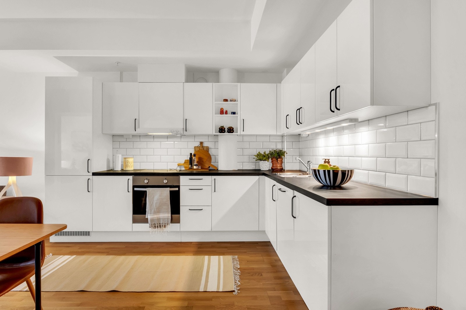 L-formet kjøkken med god skapplass og benkeplass. Galleribilde