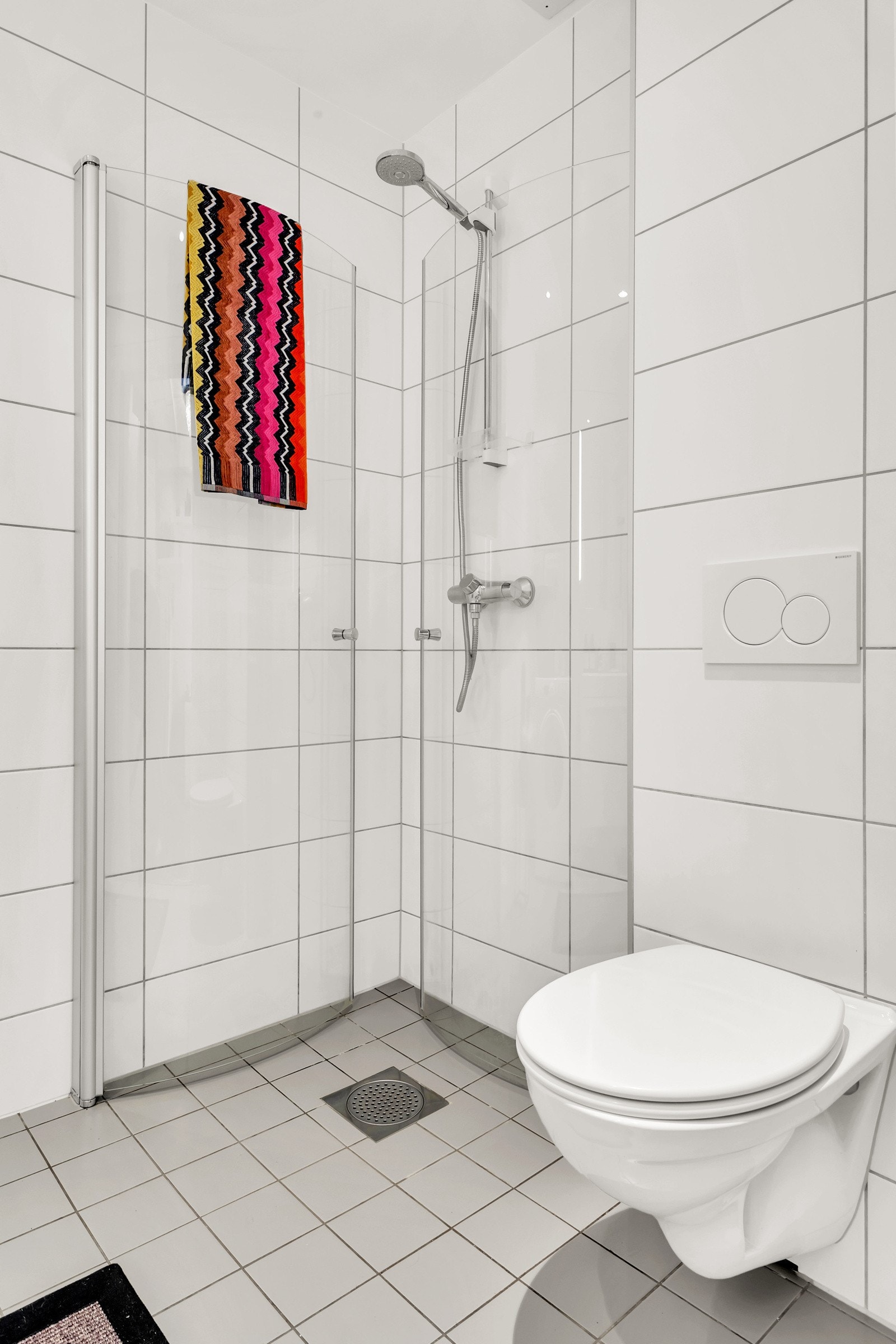 Varmekabler i gulv og praktisk dussjone. Galleribilde