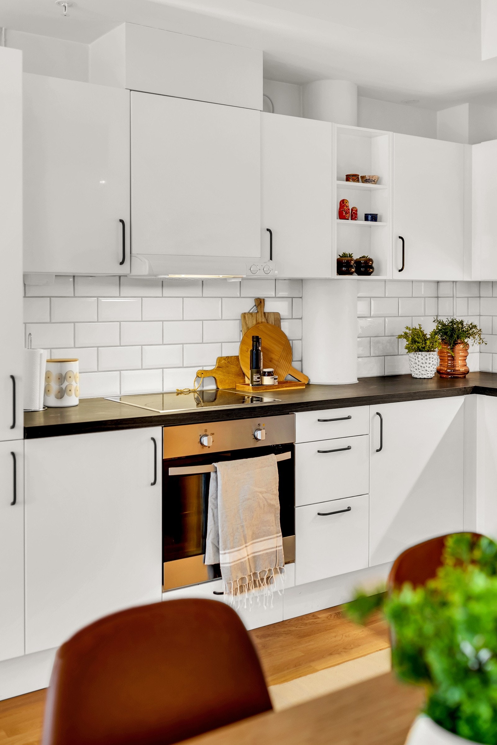 Kjøkkenet er innholdsrikt, integerte hvitevarer medfølger. Galleribilde