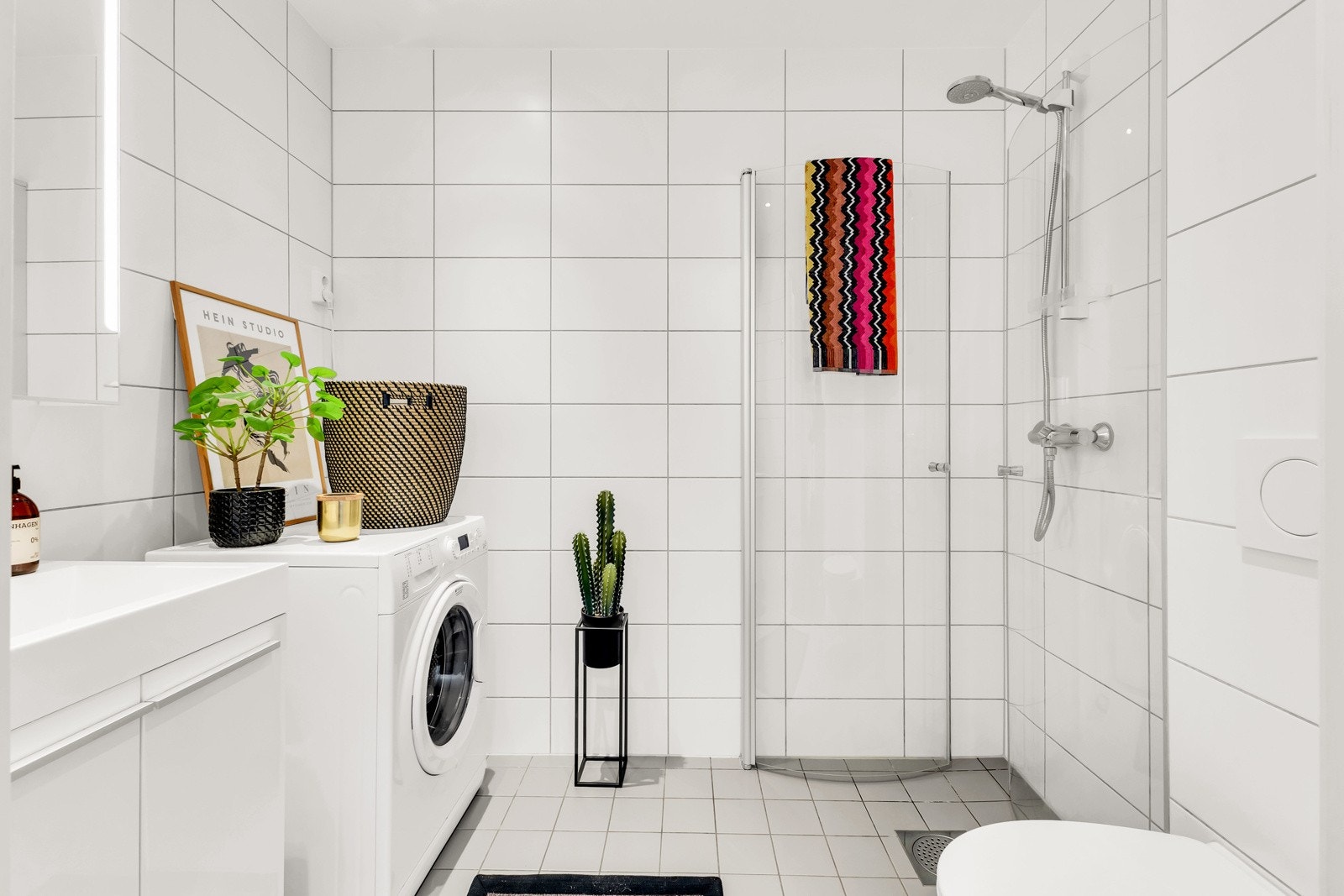 Delikat og lyst bad med opplegg for vaskemaskin. Galleribilde