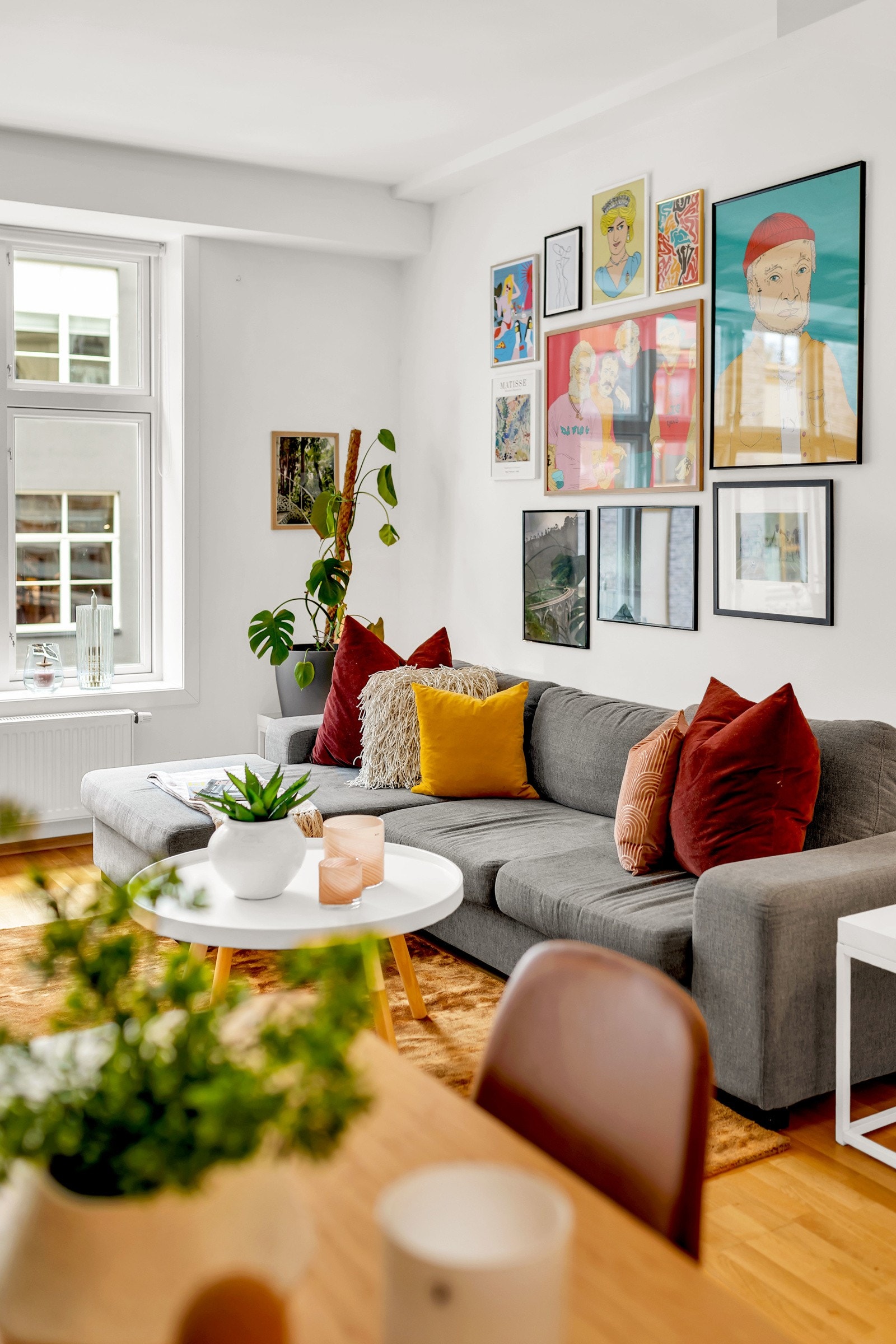 Elegant og lyst hjem med gode møbleringssoner. Galleribilde