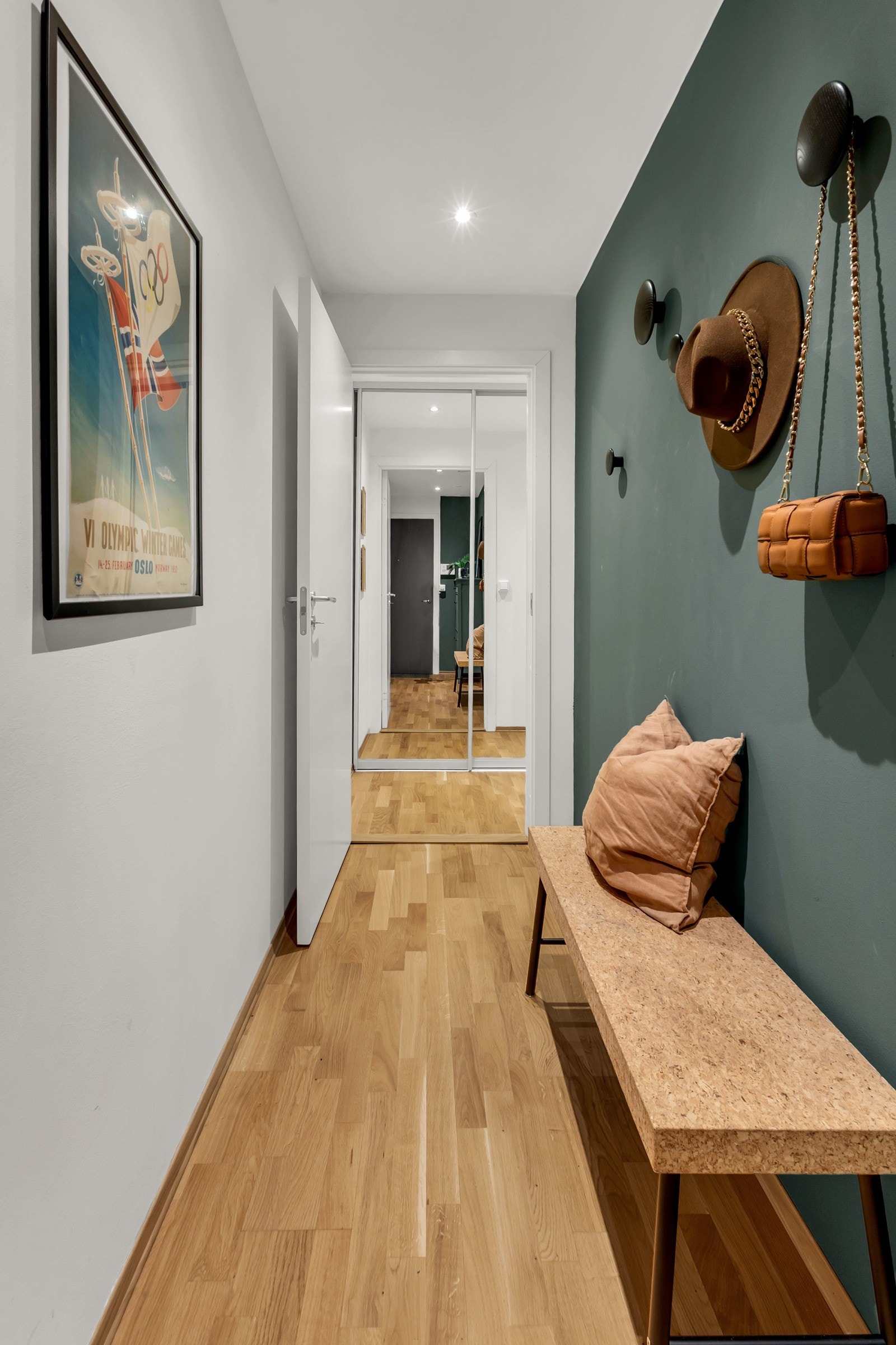 Hjemmet byr på lekre kontrastvegger i nydelige farger. Velkommen inn! Galleribilde