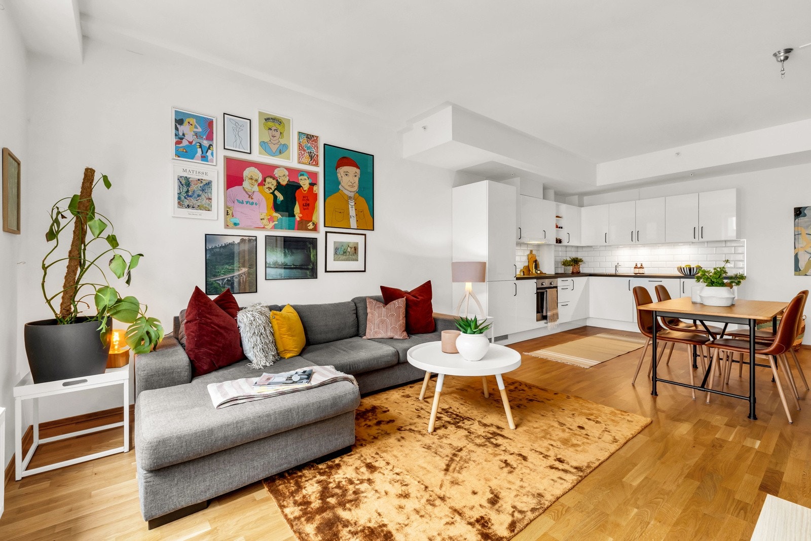 Det er godt med gulvareal i stuen som fremstår som en sosial arena. Galleribilde