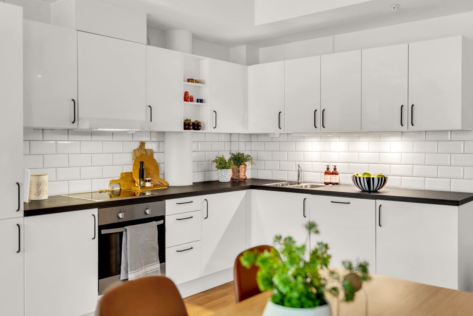 Meget god benkeplass og skapplass, perfekt for deg som er glad i å lage mat. Galleribilde