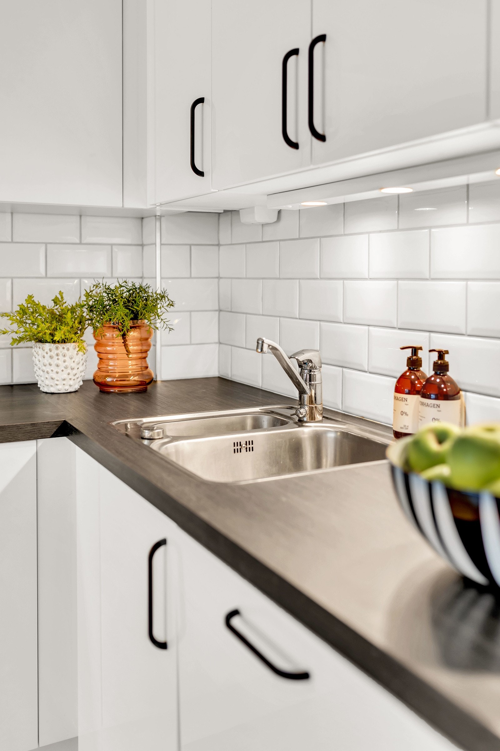 Elegant og lekkert kjøkken, praktiske fliser over benk gjør det lett å rengjøre. Galleribilde