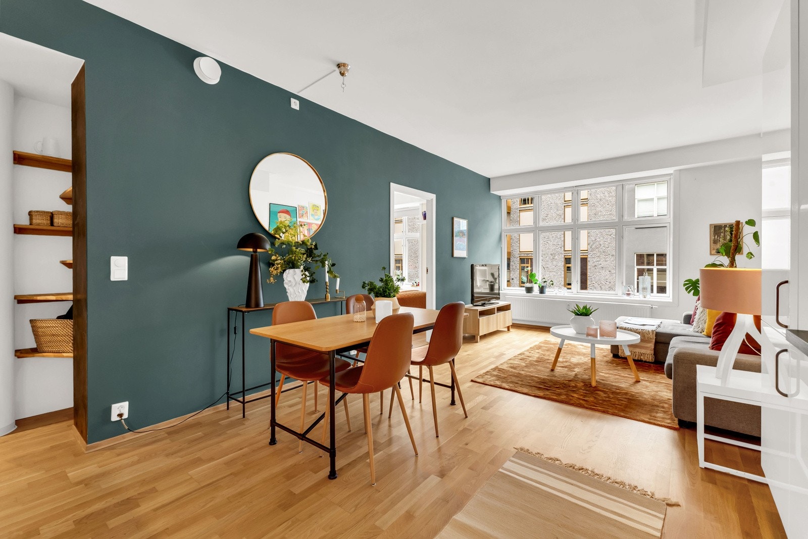 Dyp stue med store vindusflater gjør det lett å trives. Galleribilde