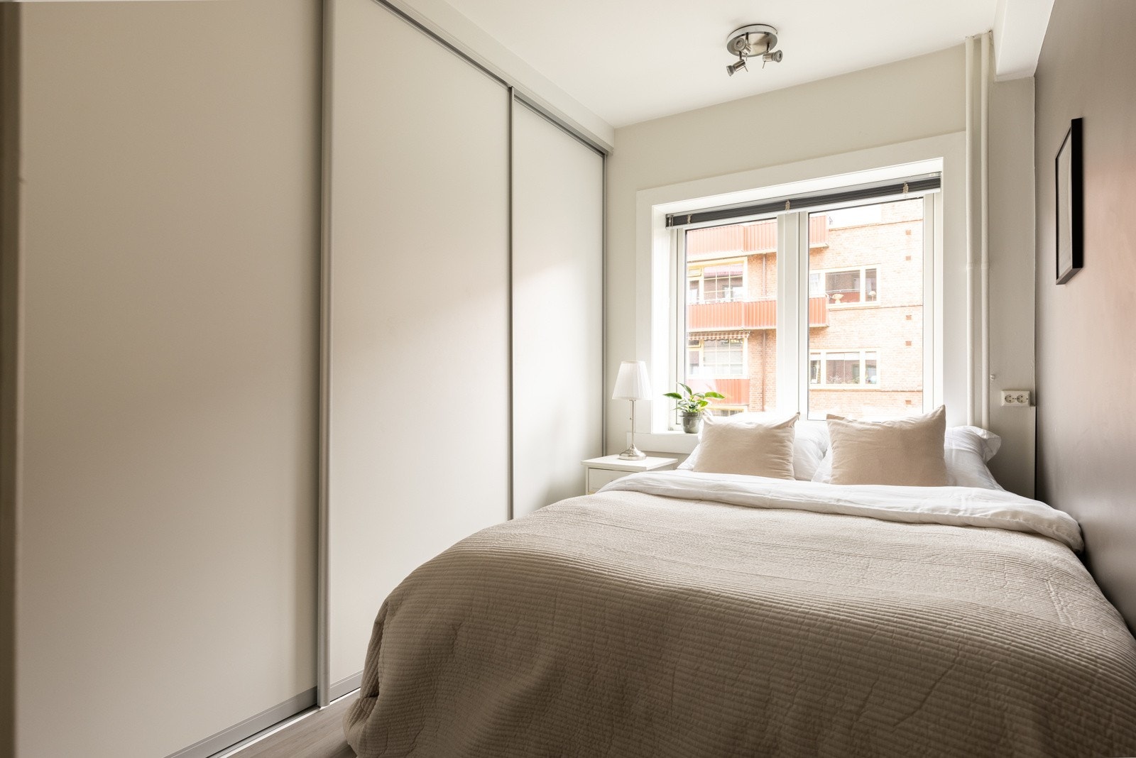 Soverom med god plass til bred seng og nattbord. Soverommet er utstyrt med en stor, romslig skyvedørsgarderobe! Galleribilde