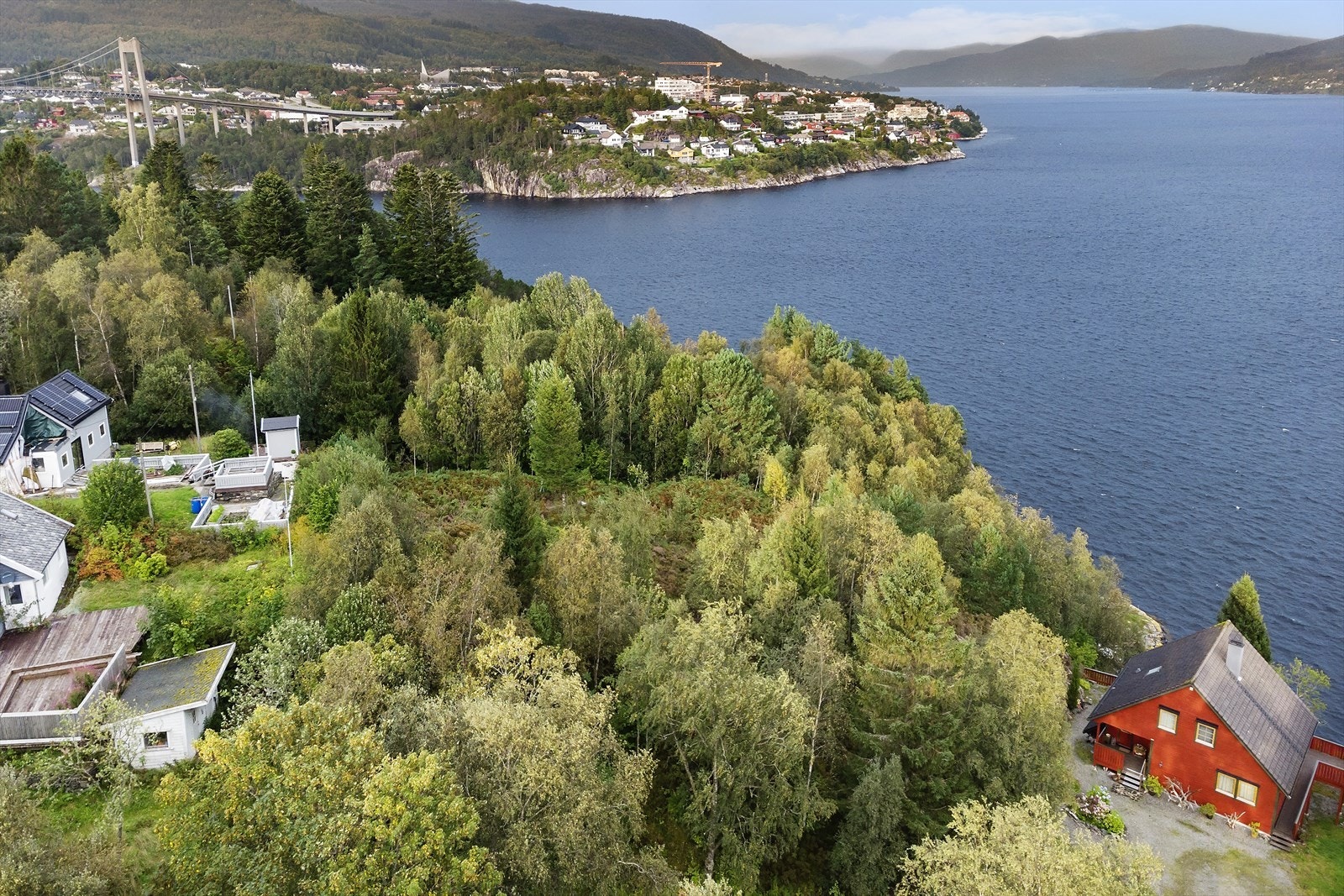 Tomten ligger fint til på et høydedrag og nyter godt av flott utsikt og gode solforhold. Galleribilde