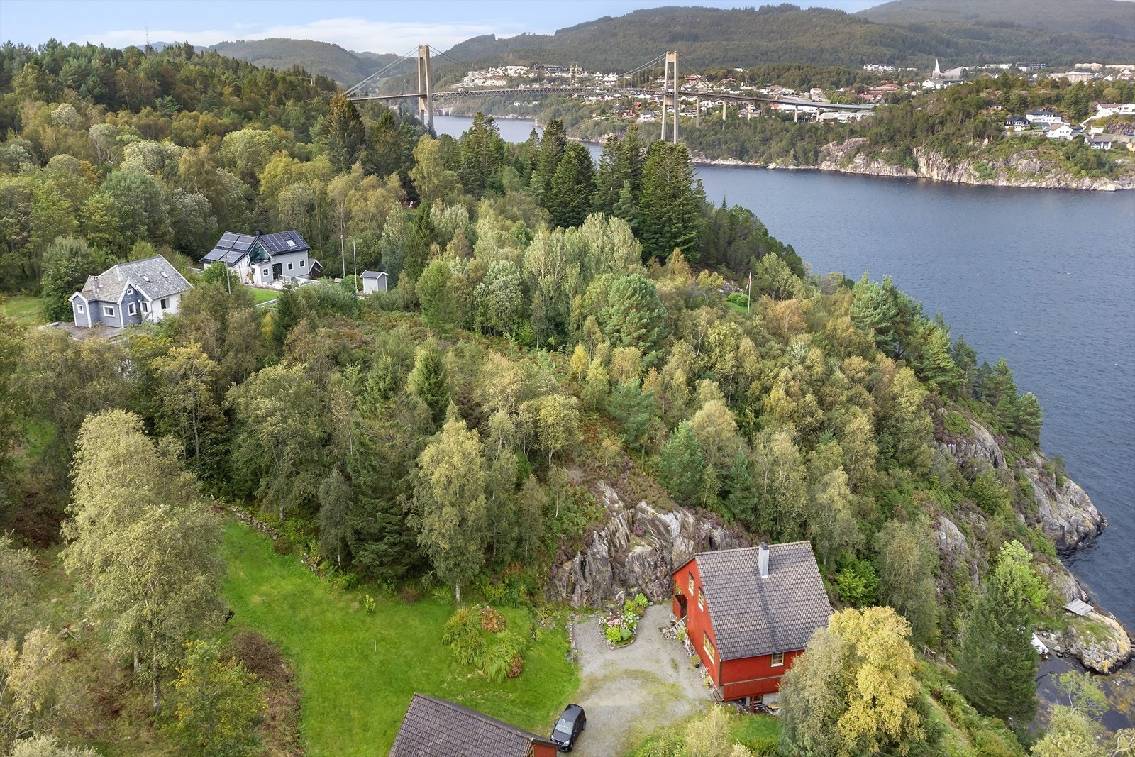 Boligtomt for salg på Flatøy. Eiendommen presenteres av Eiendomsmegler Vest v/Hans Petter Midbrød. Galleribilde