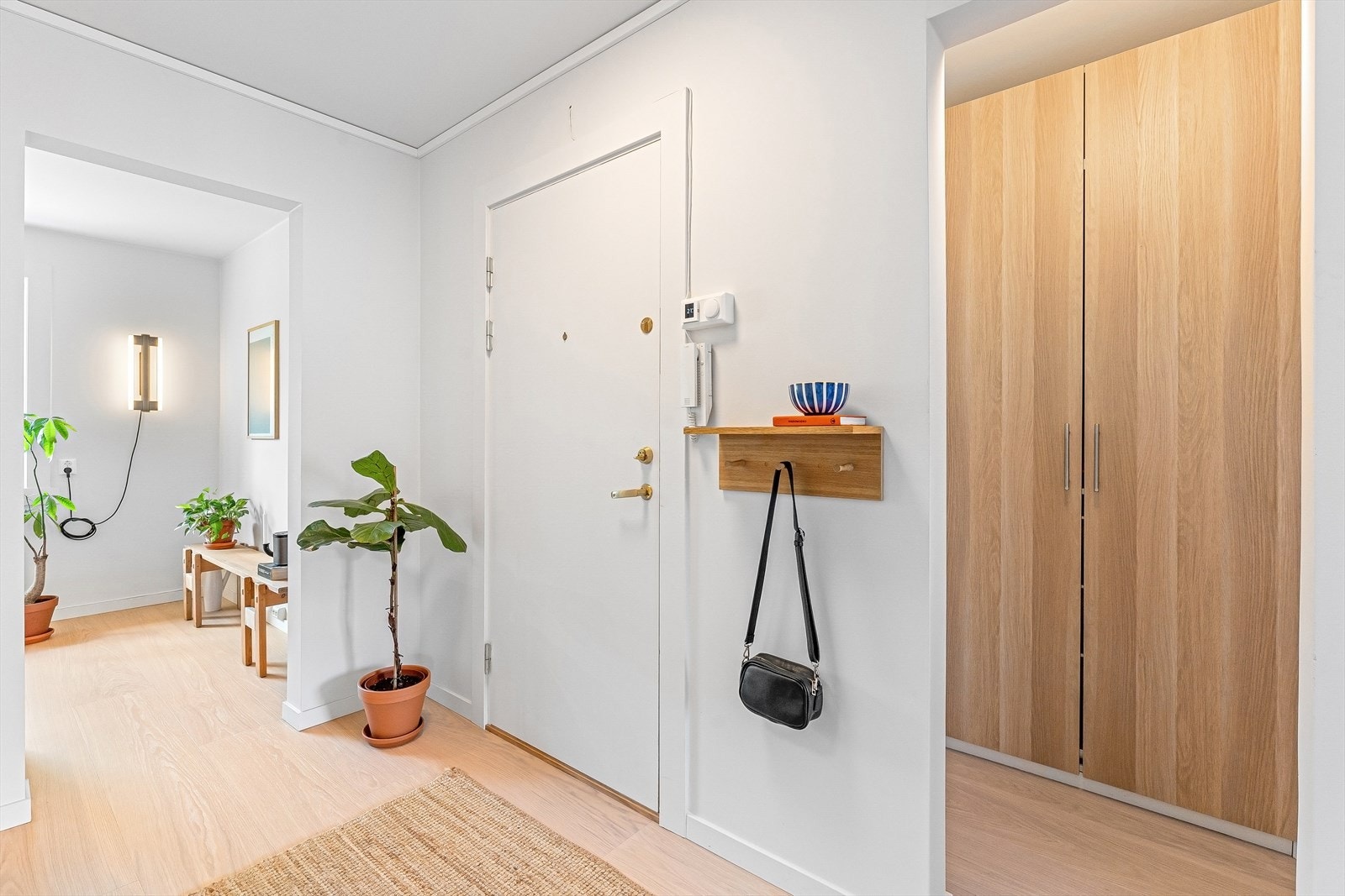 Velkommen inn! I leiligheten blir du møtt av en innbydende entré med enstavs herdet tregulv og ellers lysmalte flater. Galleribilde