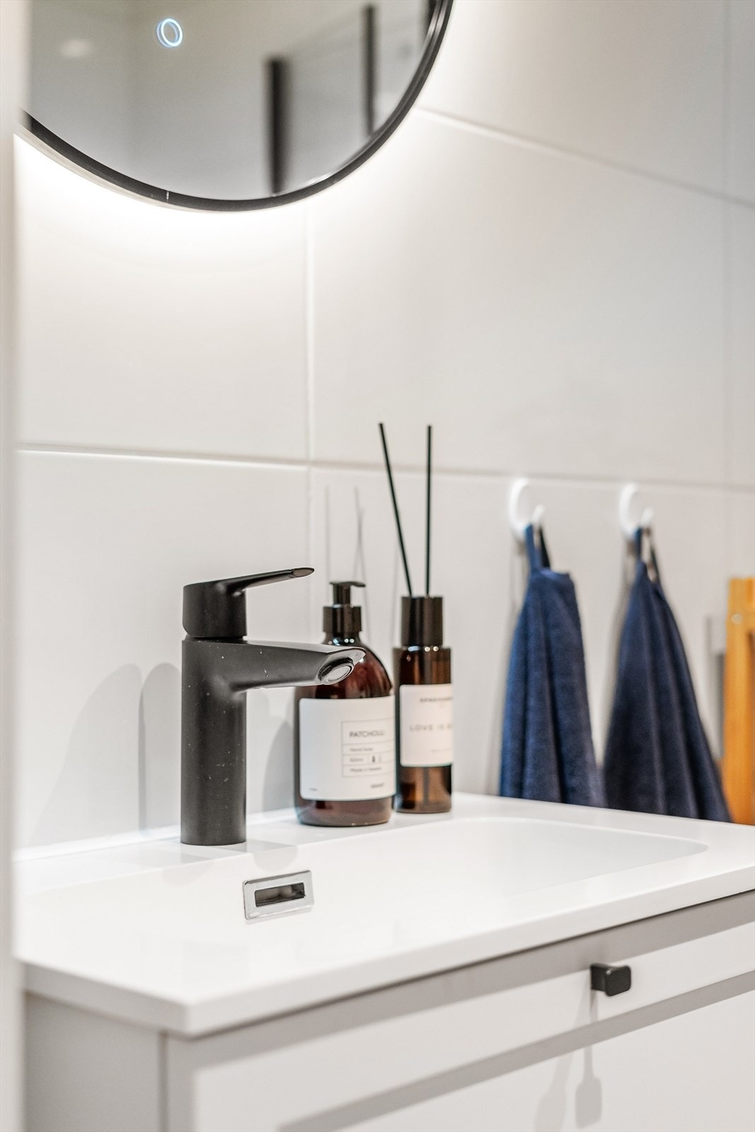 Flott speil med lys over servanten Galleribilde