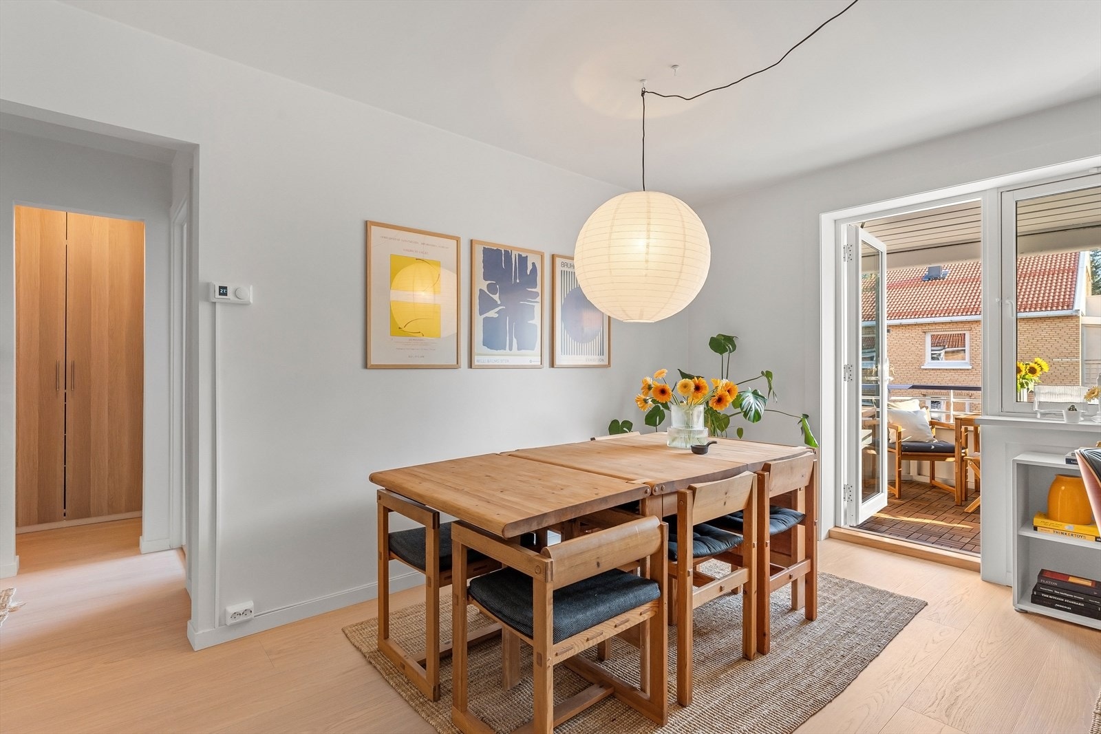 Rikelig med plass til spisegruppe i stuen Galleribilde
