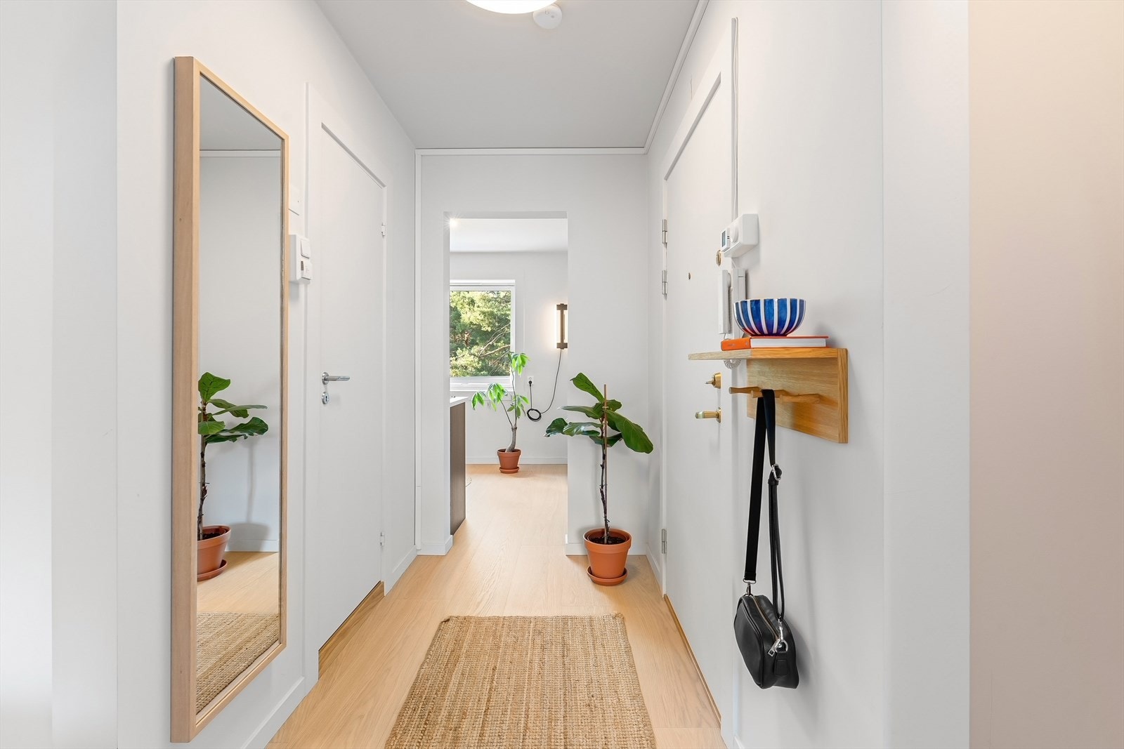 Leiligheten har behagelig oppvarming med varmefolie i gulvet i entré, stue og kjøkken. God plass til å sette fra seg sko og henge fra seg yttertøy. Galleribilde