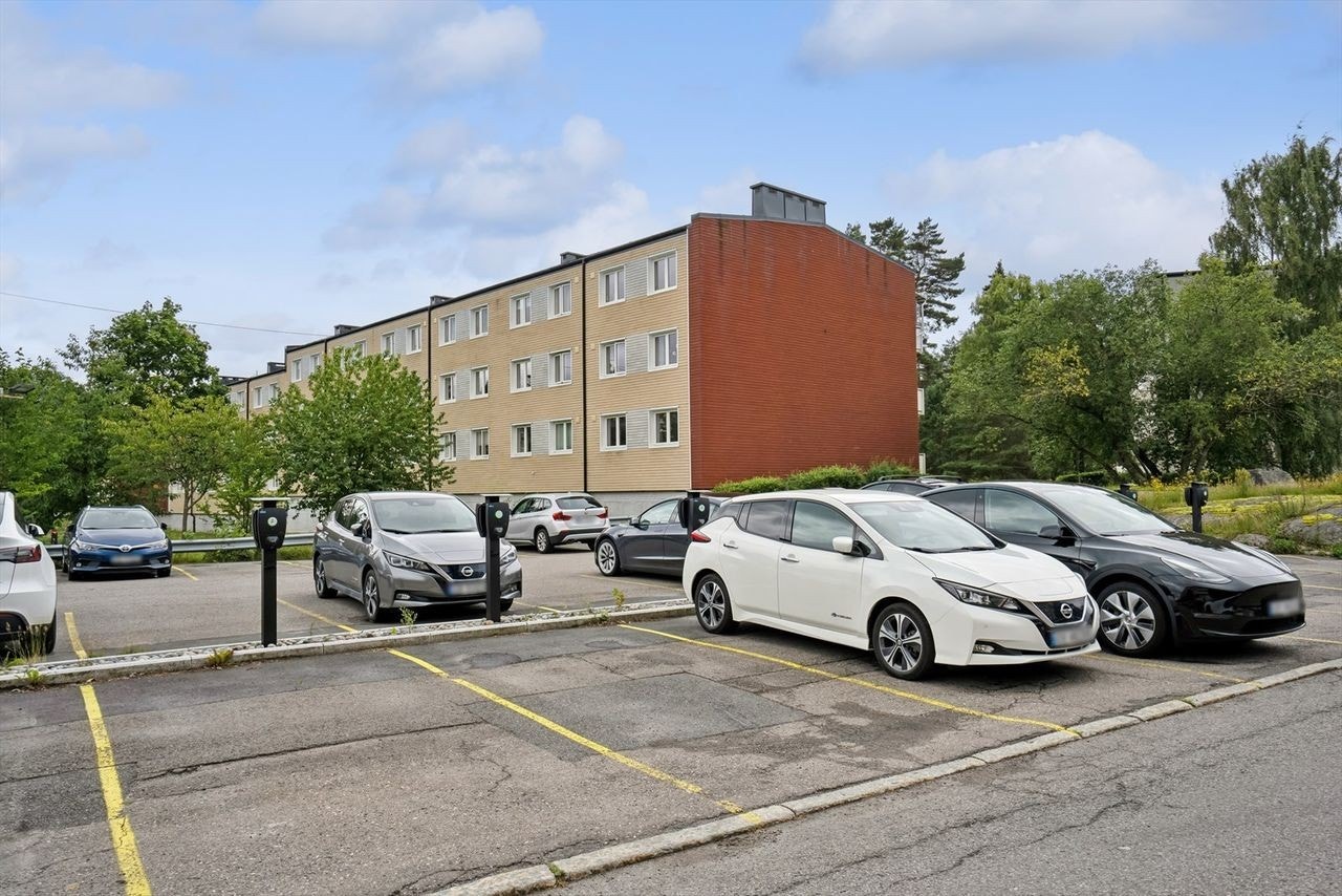 Borettslaget har parkeringsplasser og garasjer som leies ut etter ventelister. Gratis gateparkering. Galleribilde
