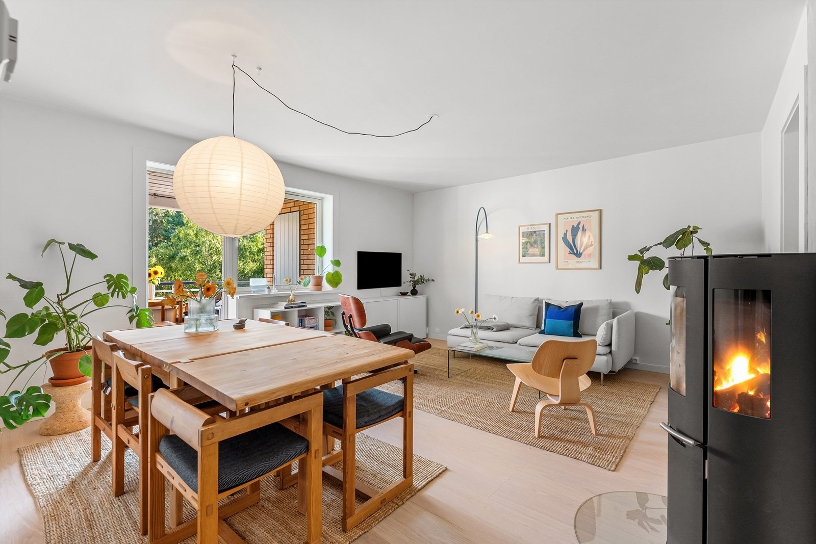 Sentralt plassert i stuen er en moderne Aduro peisovn fra 2023, som varmer godt på kalde vinterdager Galleribilde