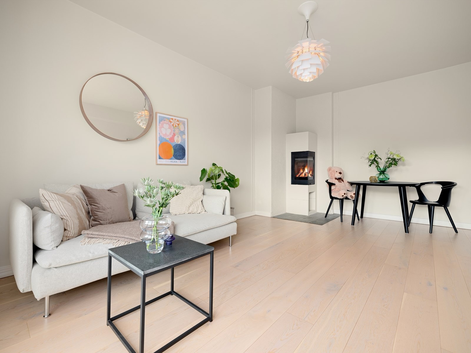 Stuen er romslig med god plass til både spisebord og sittegruppe. Galleribilde