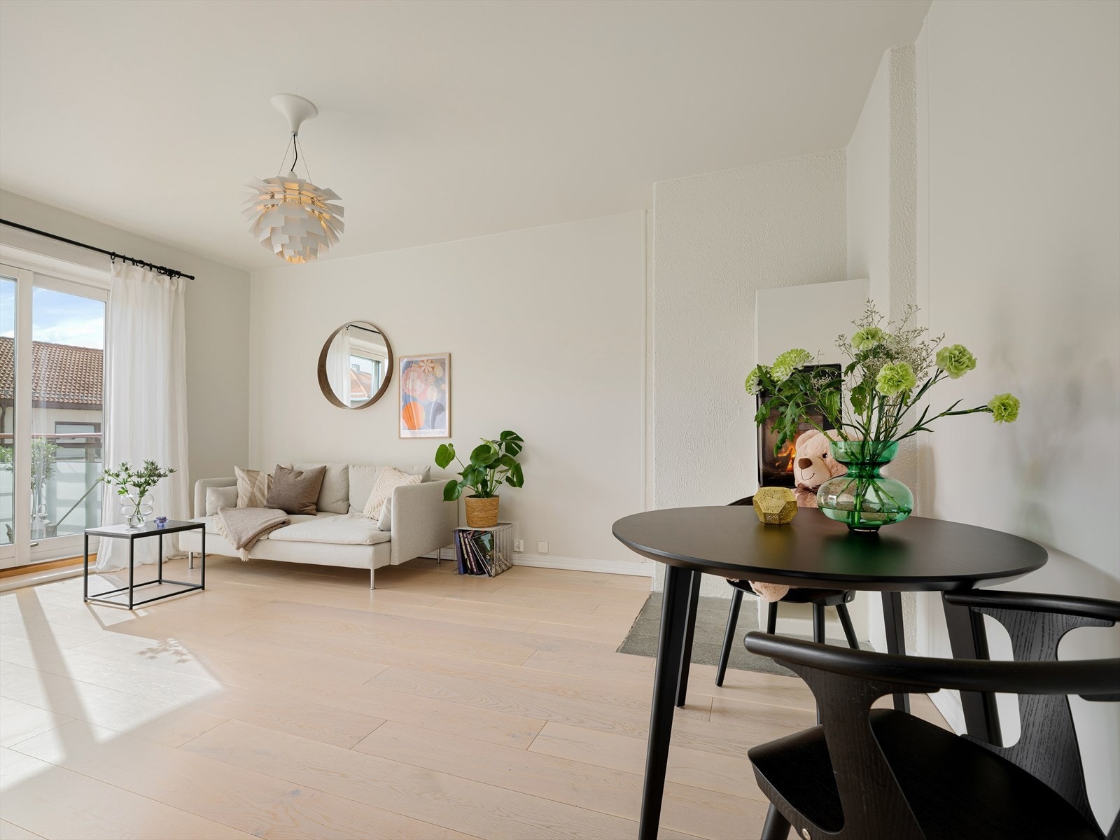 Leiligheten har en fin planløsning, store vindusflater og delikate fargevalg på innvendige overflater. Galleribilde