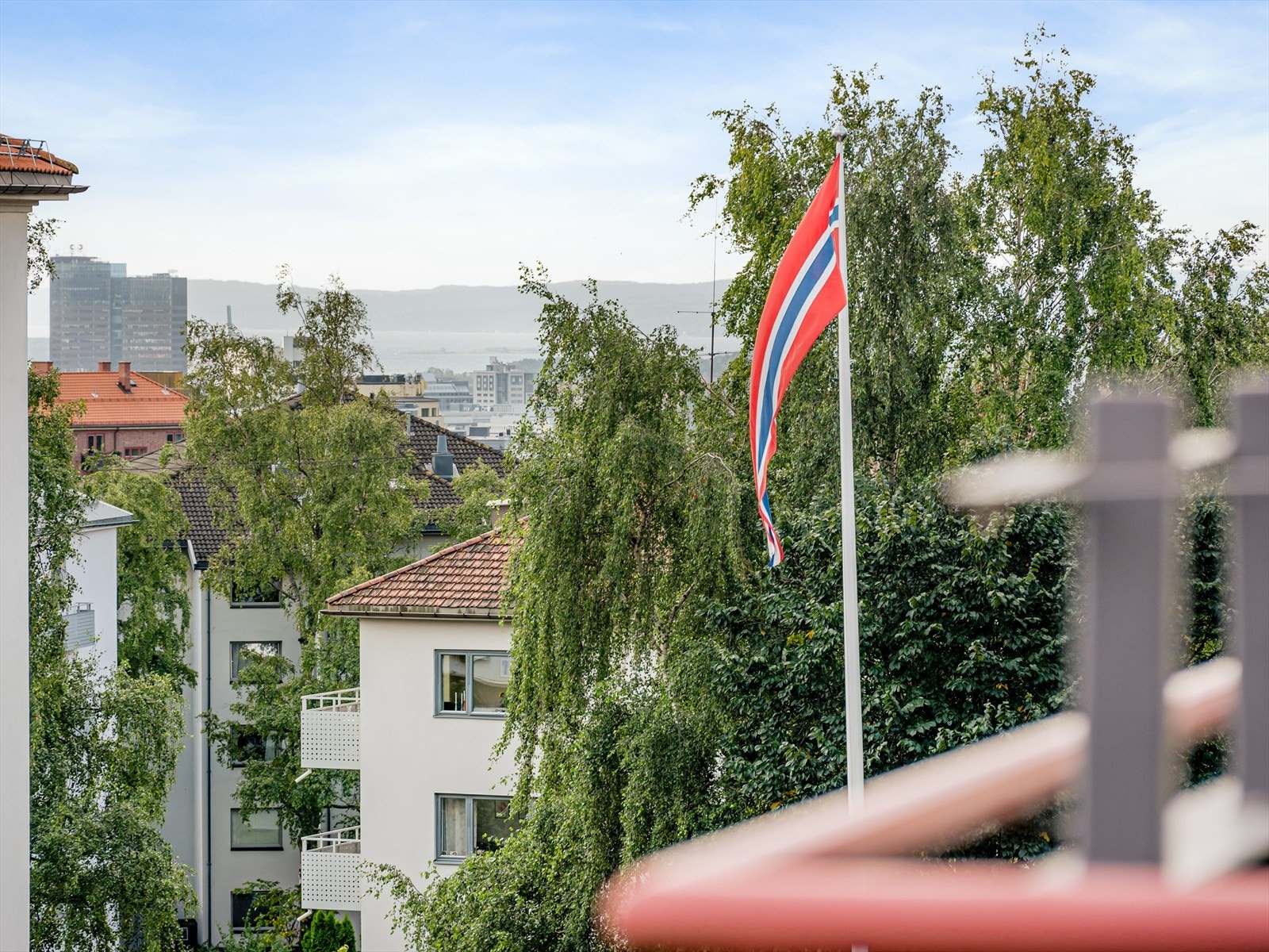 Fra balkongen har du flott utsikt over Oslo og Oslofjorden. Galleribilde