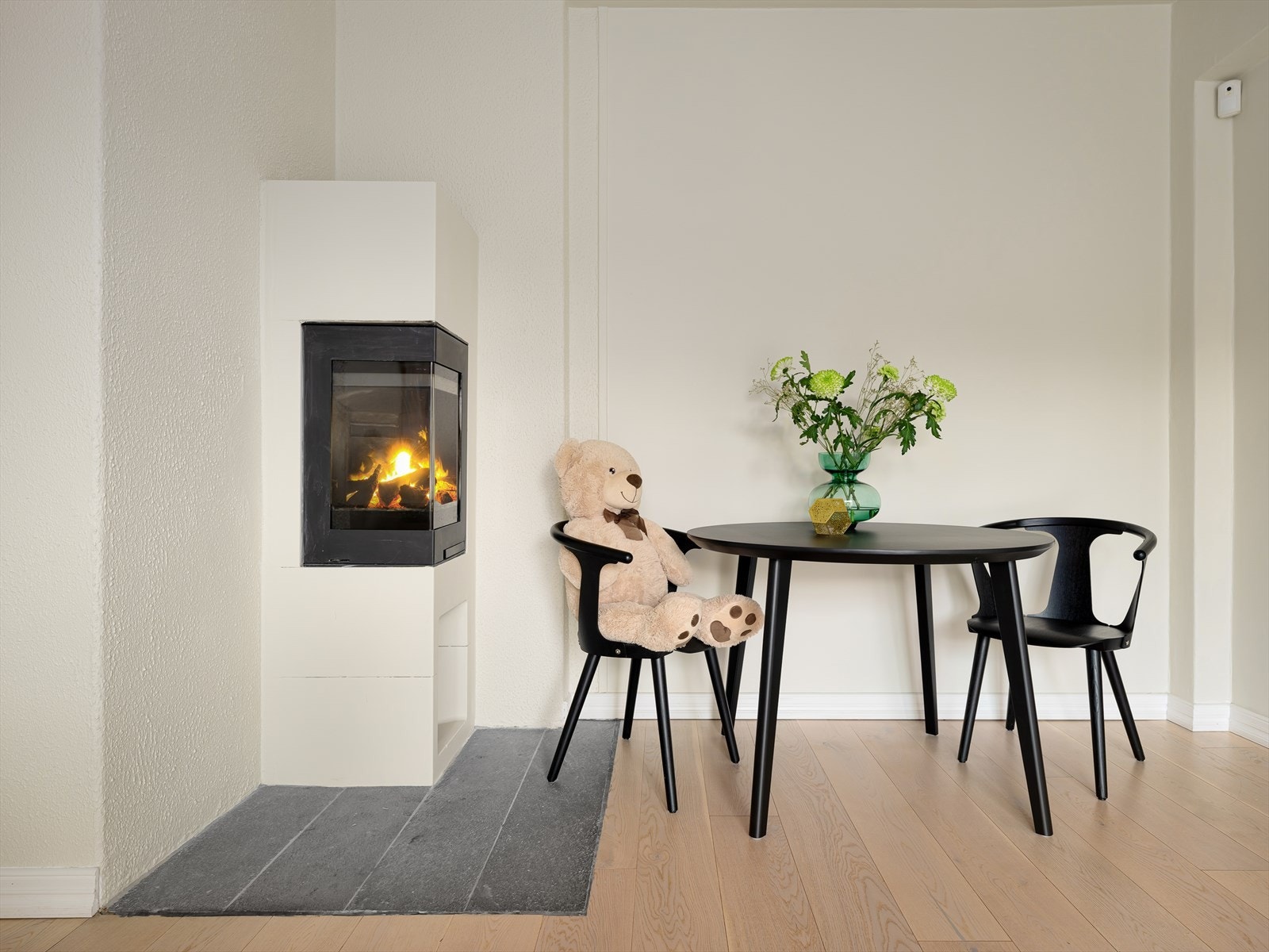 I hjørnet av stuen finner du en koselig peisovn som sørgger for ekstra hygge og varme på kalde høstdager. Galleribilde