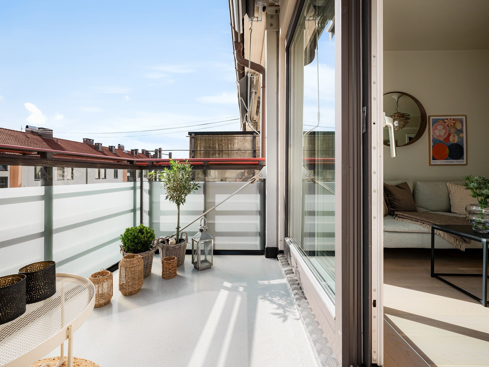 Store vinduer/skyvedører fra balkongen slipper inn rikelig med lys i stuen. Galleribilde