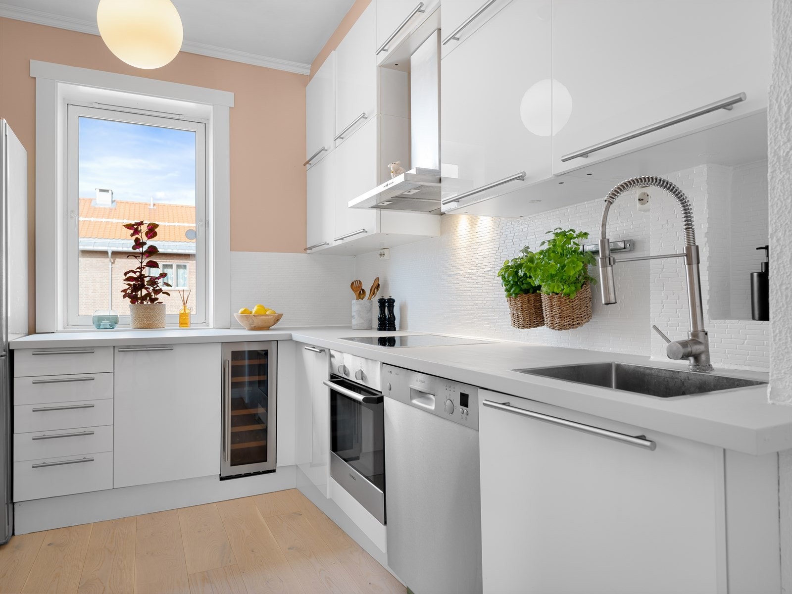 Med handelen følger steketopp, stekeovn, oppvaskmaskin, vinskap og kjøl/frys. Galleribilde