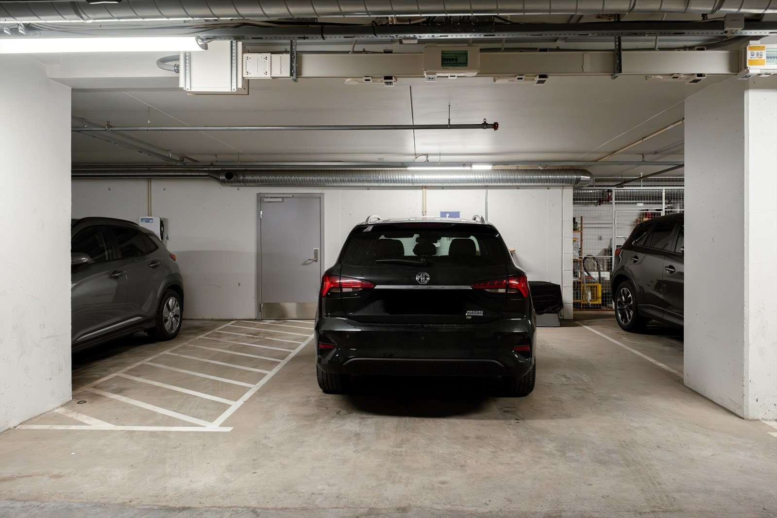 Det medfølger en stor parkeringsplass i garasjen. Her trenger du ikke være bekymret for å bulke bilen. Galleribilde