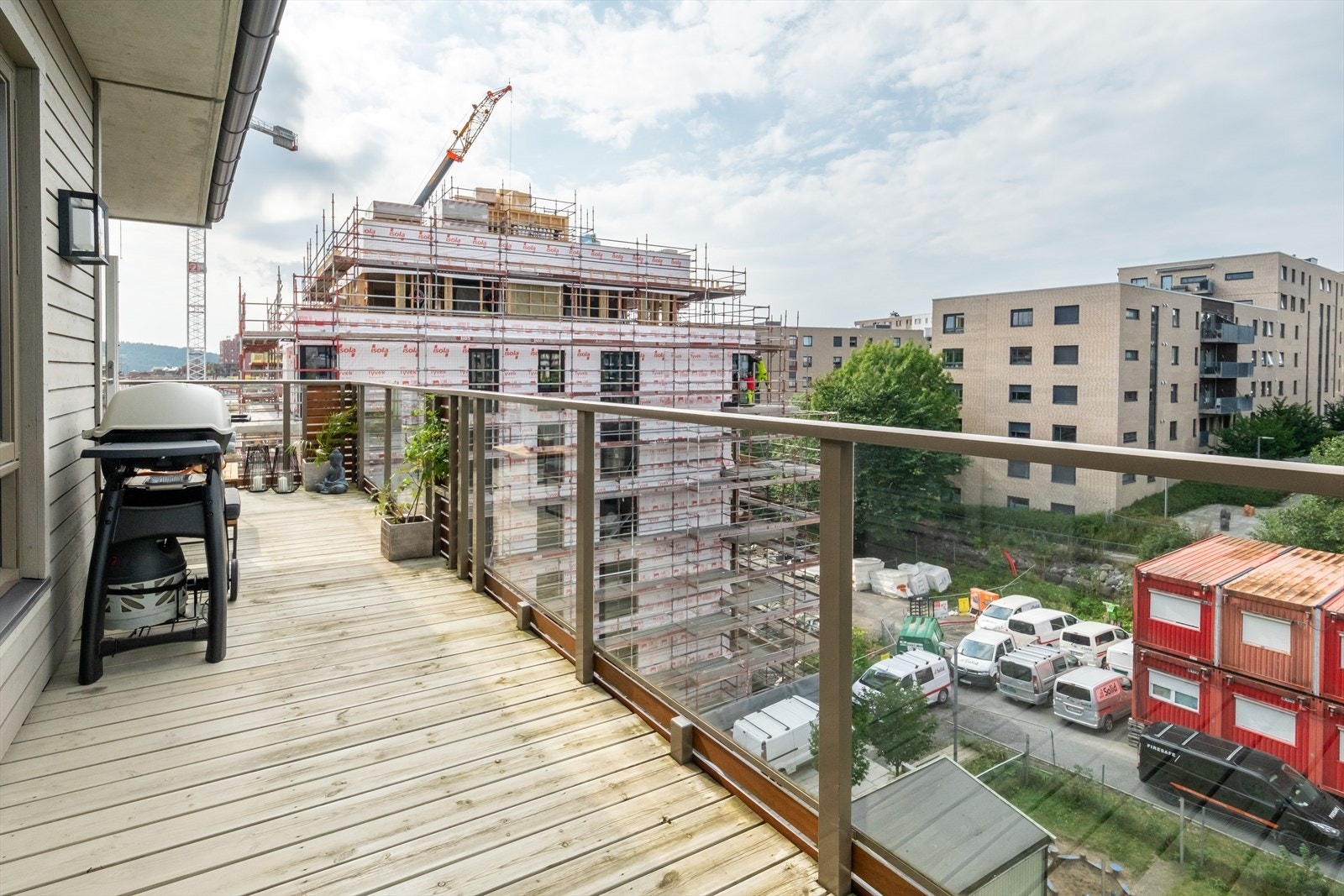 Balkongen strekker seg hele veien langs boligen. Galleribilde