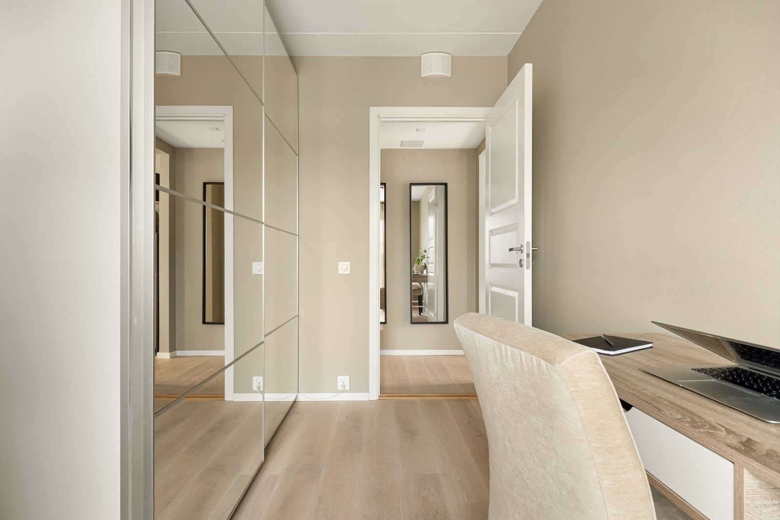 Rommet passer perfekt til gjesterom, men også kontor dersom det er nødvendig. Galleribilde