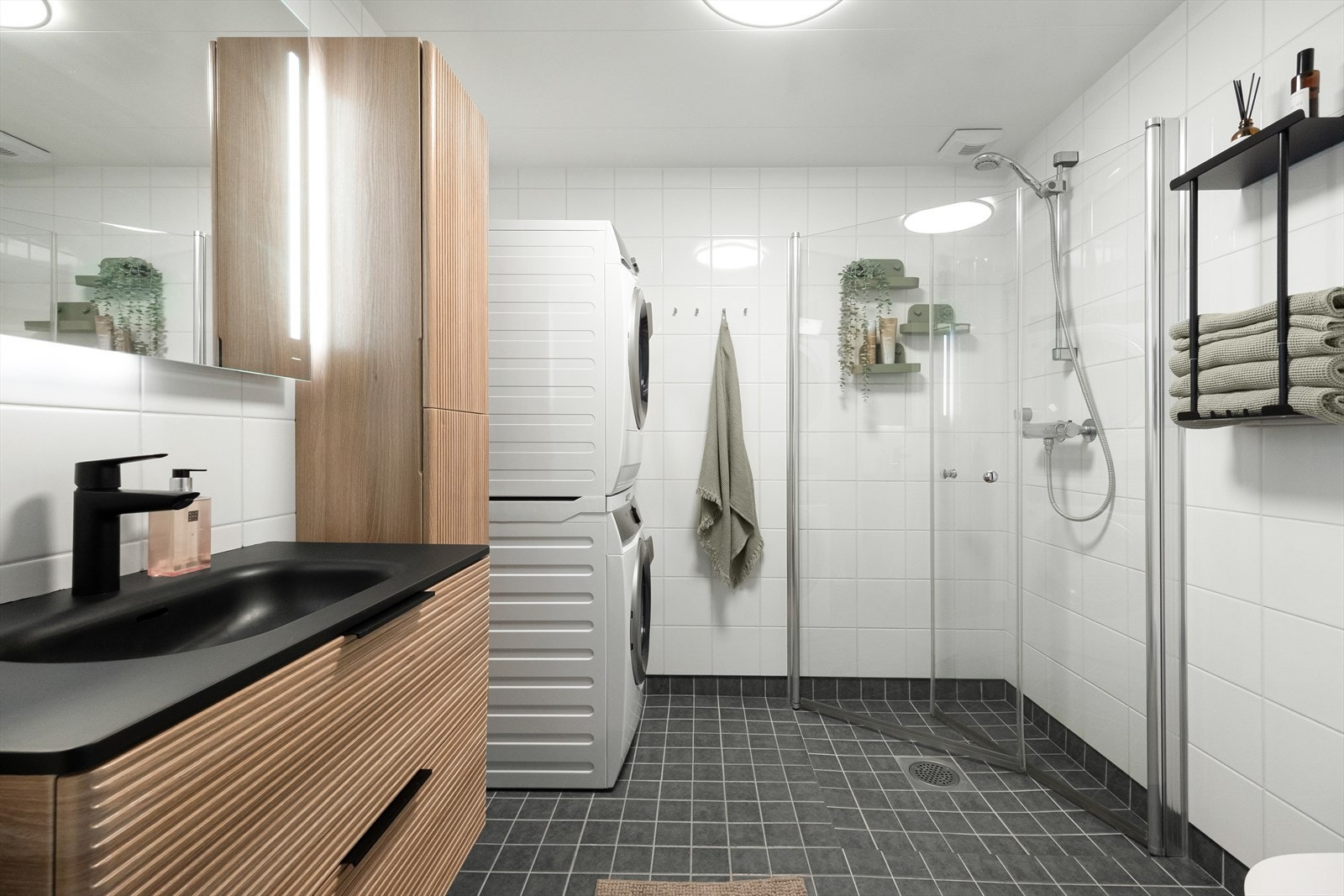 Stort og moderne bad med fliser på vegg og gulv. Galleribilde