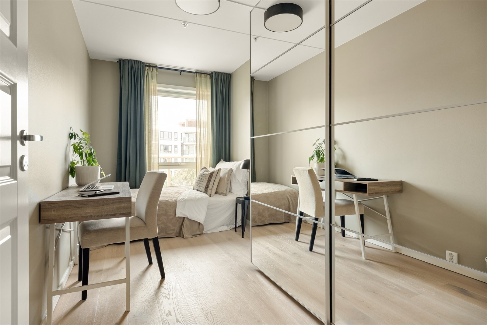 Boligens andre soverom er også av god størrelse med god plass til seng, garderobeskap og skrivebord. Galleribilde