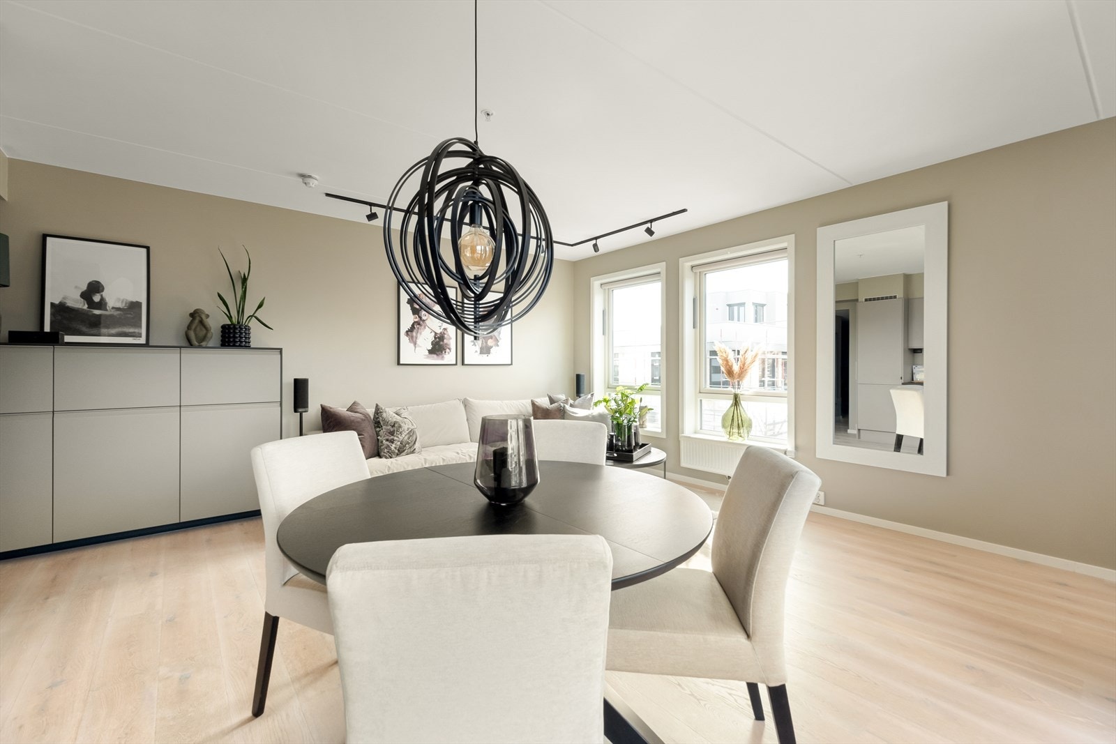 Mellom kjøkkenet og stuen er det god plass til et stort spisebord med plass til hele familien. Galleribilde