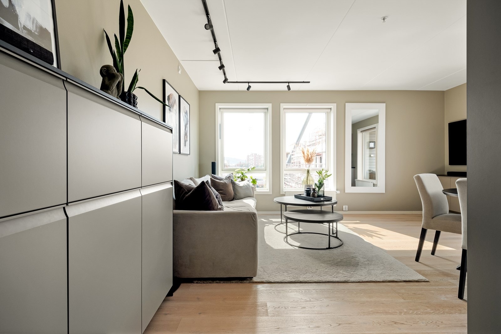I stuen er det massevis av lysinnslipp fra ulike vinkler. Galleribilde
