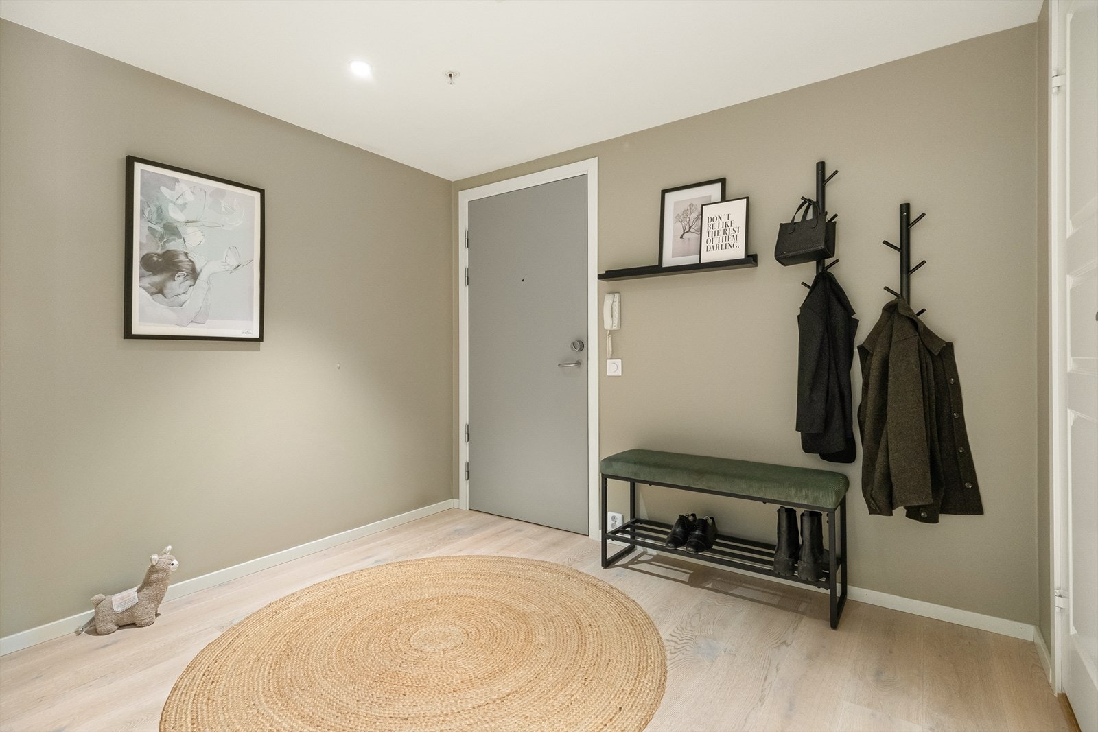 Stor og innbydende entré med god plass til å henge fra seg yttertøy. Galleribilde